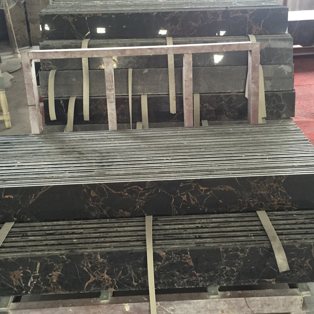 Белая полоса в черных/ черных афинах. 