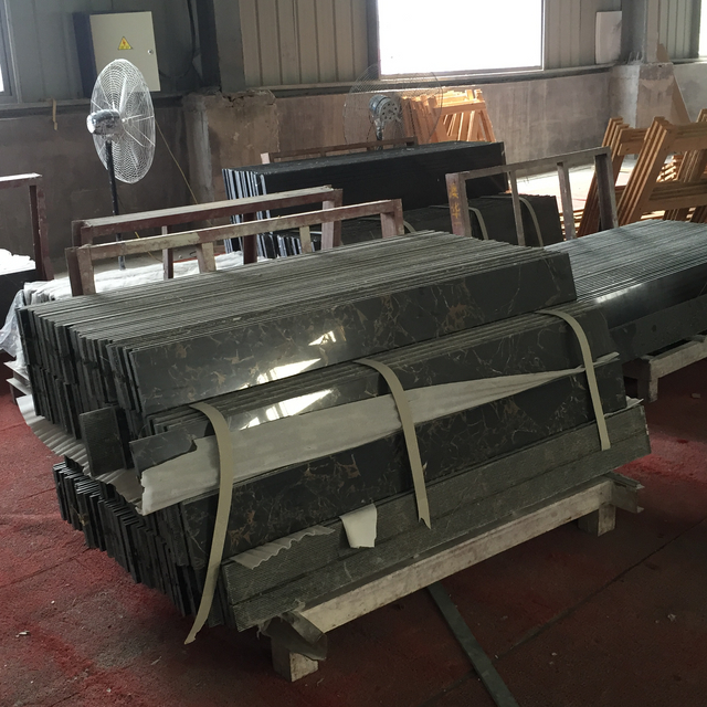 Белая полоса в черных/ черных афинах. 